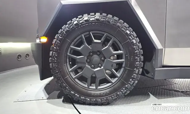 Tesla Cybertruck 2024 0.1 автомат (гидро), миниатюра 5