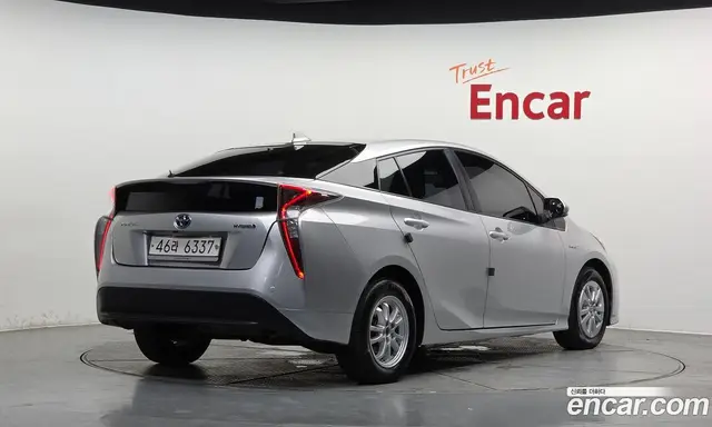 Toyota Prius 2017 1.8 автомат (гидро), миниатюра 2