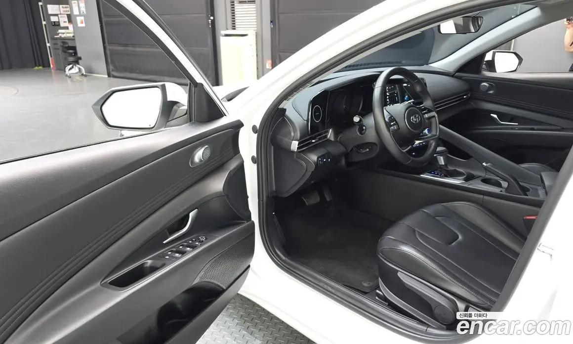 Hyundai Avante 2023 1.6 автомат (гидро), фото 13