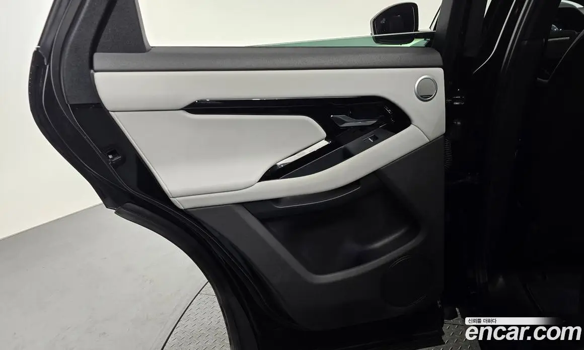 Land Rover Range Rover Evoque 2025 2.0 автомат (гидро), фото 15