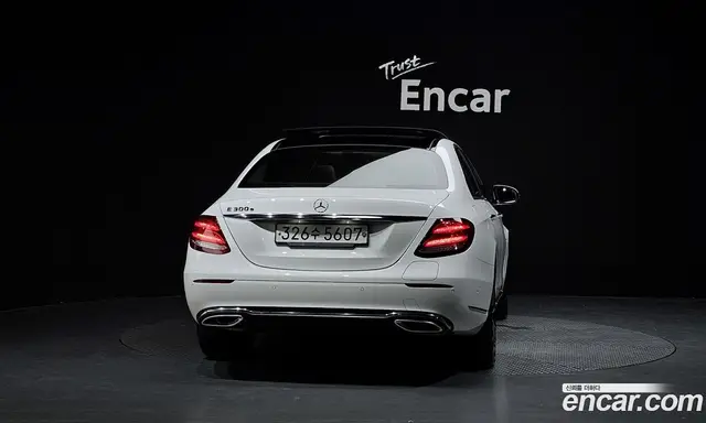 Mercedes-Benz E-Class 2019 2.0 автомат (гидро), миниатюра 3