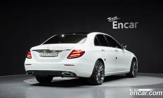 Mercedes-Benz E-Class 2020 2.0 автомат (гидро), миниатюра 2