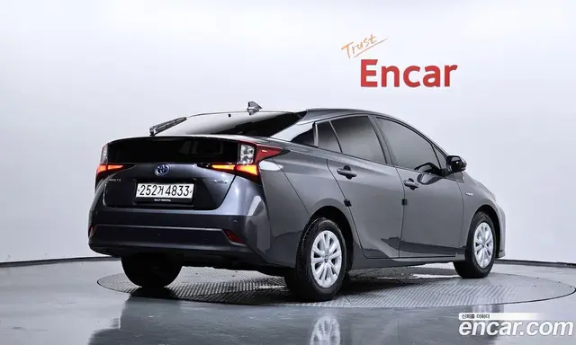 Toyota Prius 2021 1.8 автомат (гидро), миниатюра 2