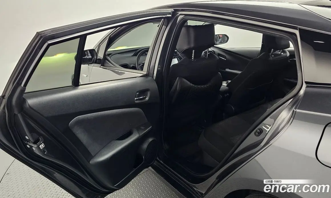 Toyota Prius 2021 1.8 автомат (гидро), фото 12