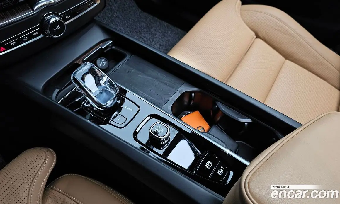 Volvo XC60 2021 2.0 автомат (гидро), фото 9