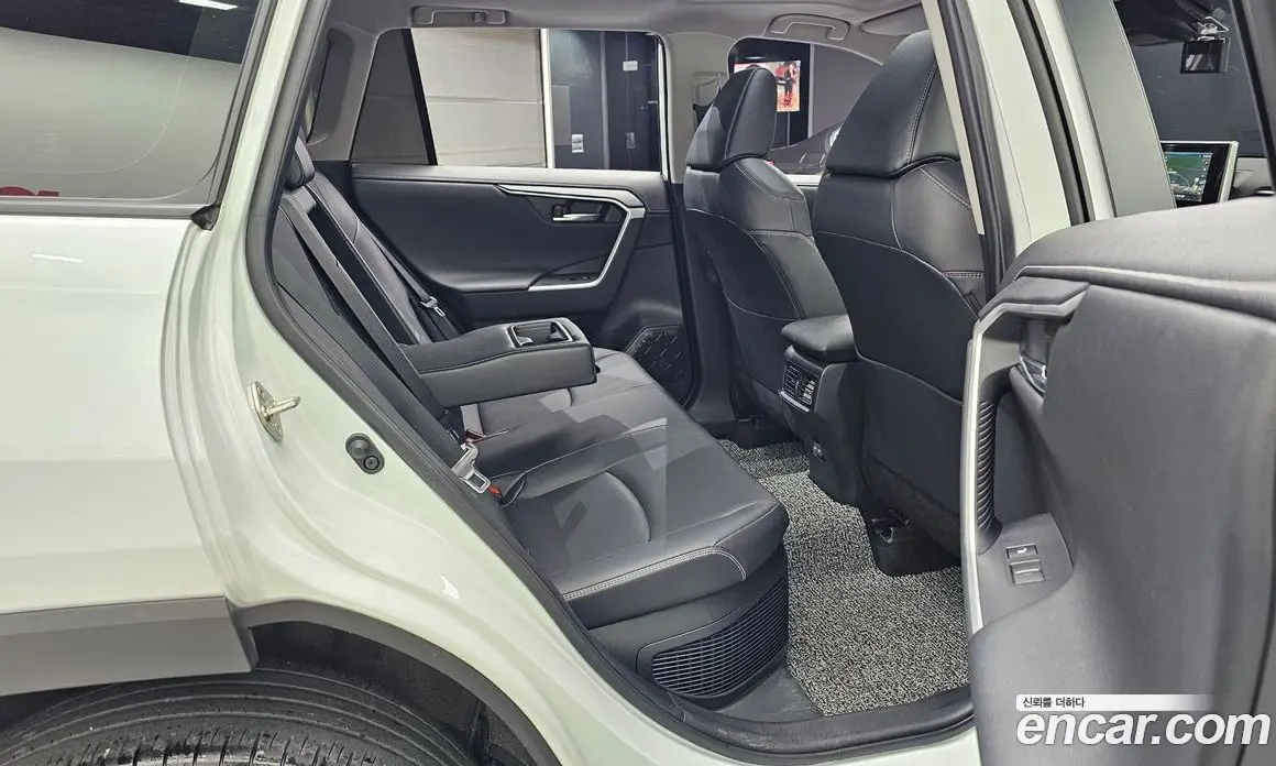 Toyota RAV4 2024 2.5 автомат (гидро), фото 17