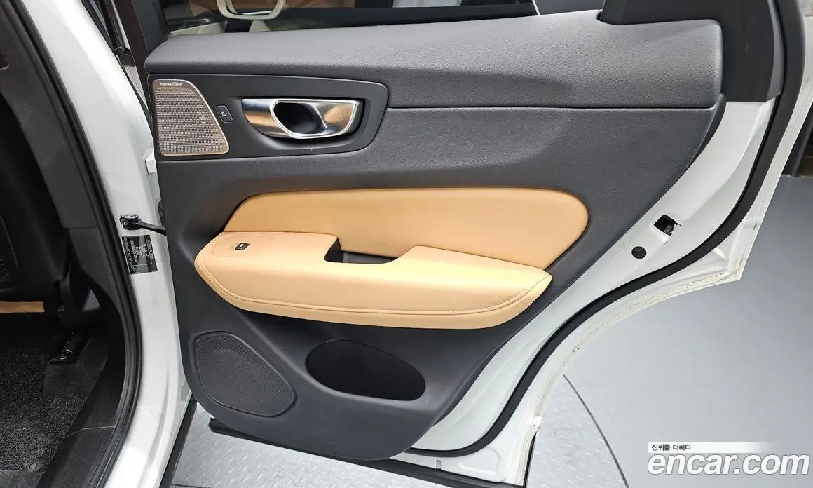 Volvo XC60 2021 2.0 автомат (гидро), фото 14