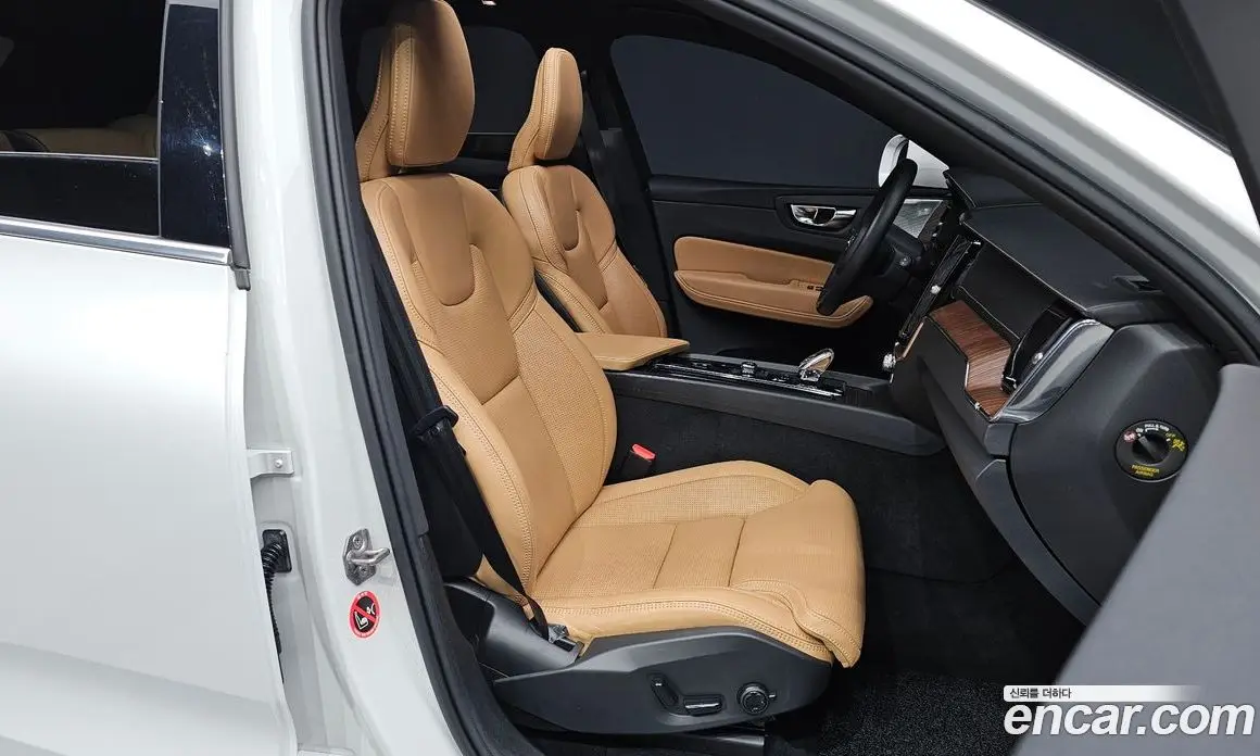 Volvo XC60 2021 2.0 автомат (гидро), фото 16