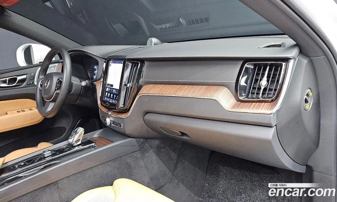 Volvo XC60 2021 2.0 автомат (гидро), фото 26