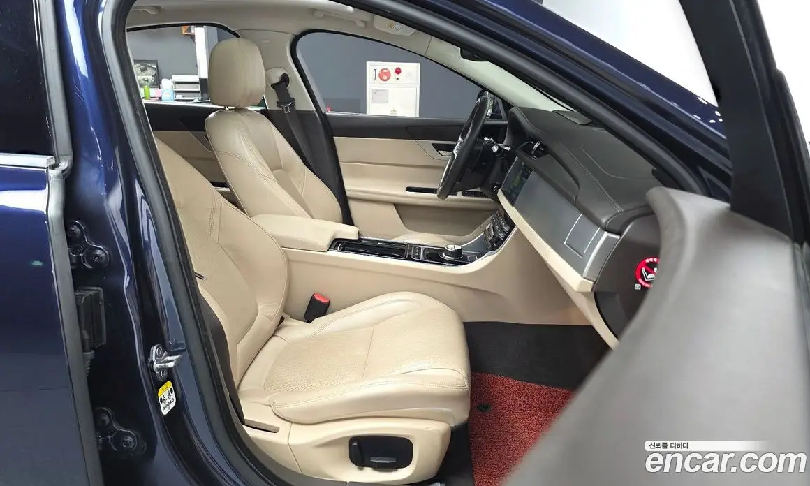 Jaguar XF 2018 2.0 автомат (гидро), фото 11