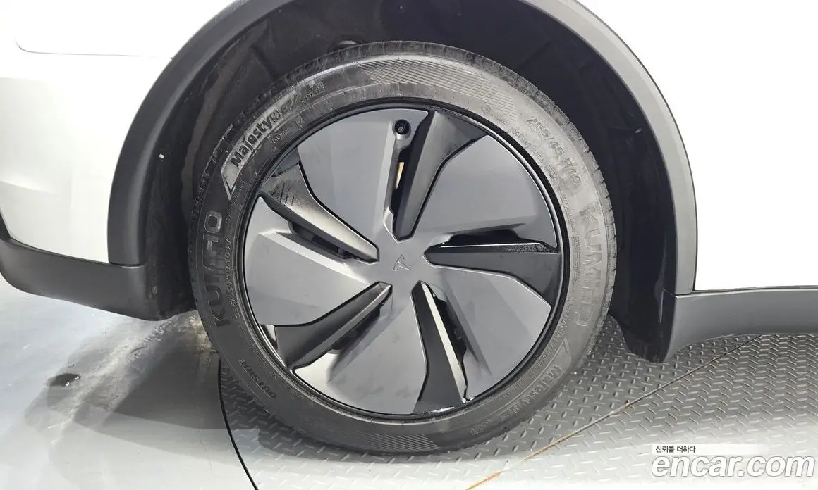 Tesla Model Y 2025 0.2 автомат (гидро), фото 4