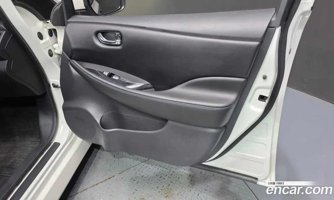Nissan Leaf 2019 0.1 автомат (гидро), фото 14