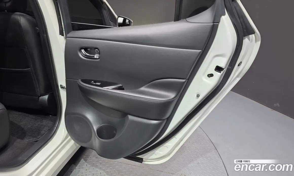 Nissan Leaf 2019 0.1 автомат (гидро), фото 15