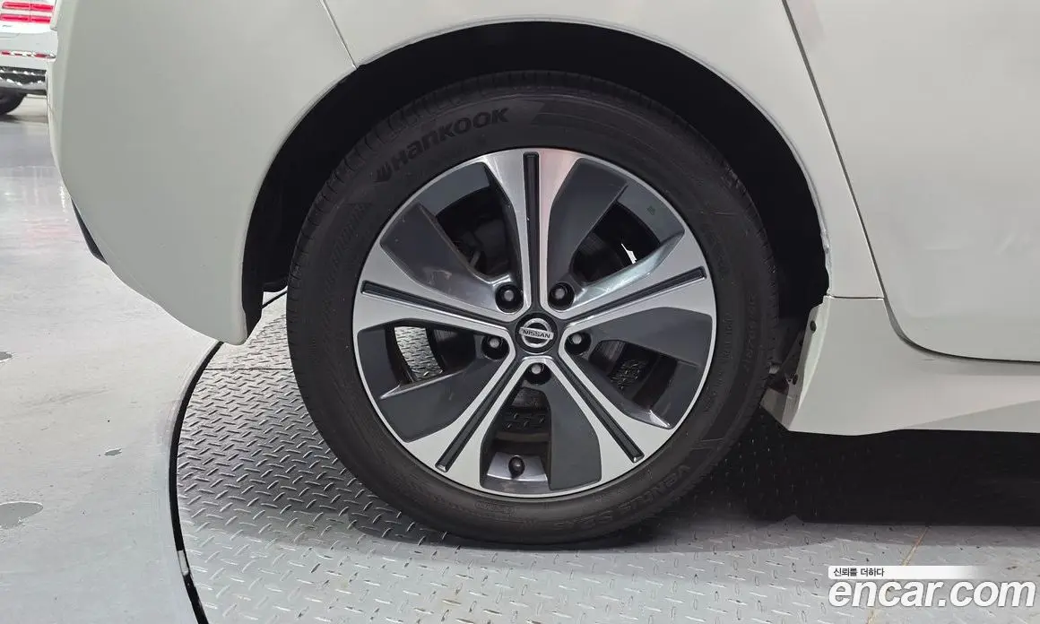 Nissan Leaf 2019 0.1 автомат (гидро), фото 5