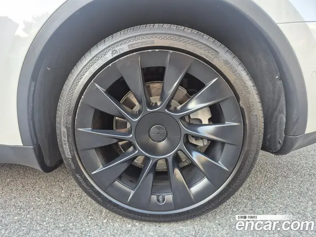 Tesla Model Y 2022 автомат (гидро), миниатюра 9