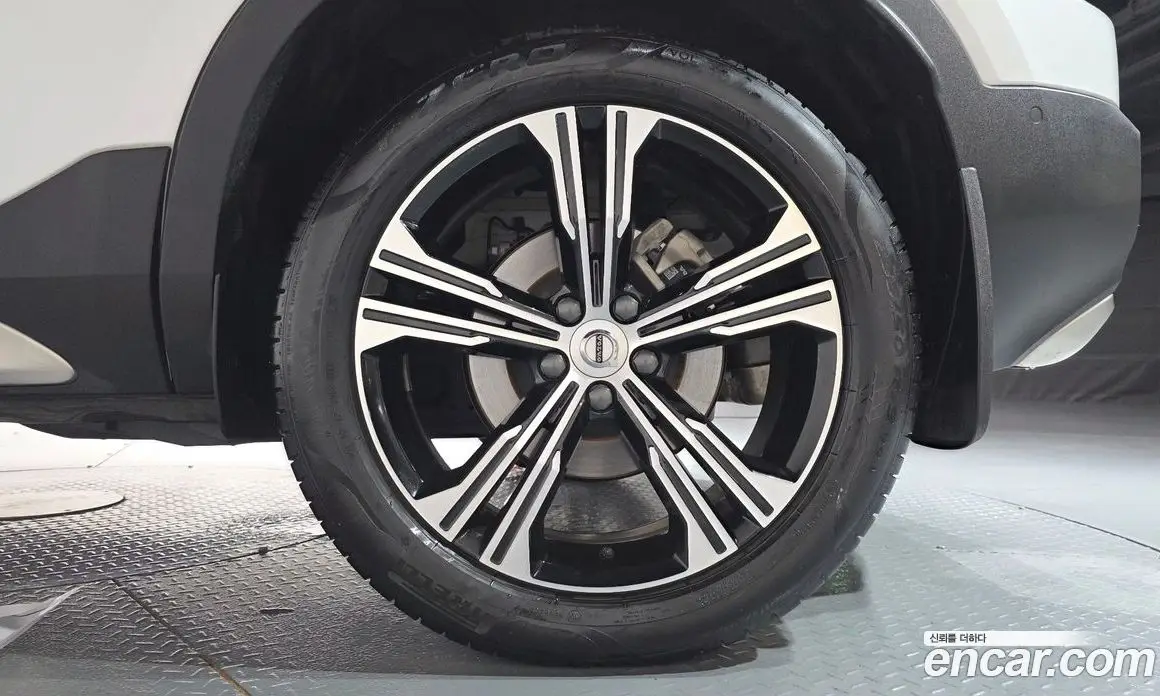Volvo XC40 2022 2.0 автомат (гидро), фото 6