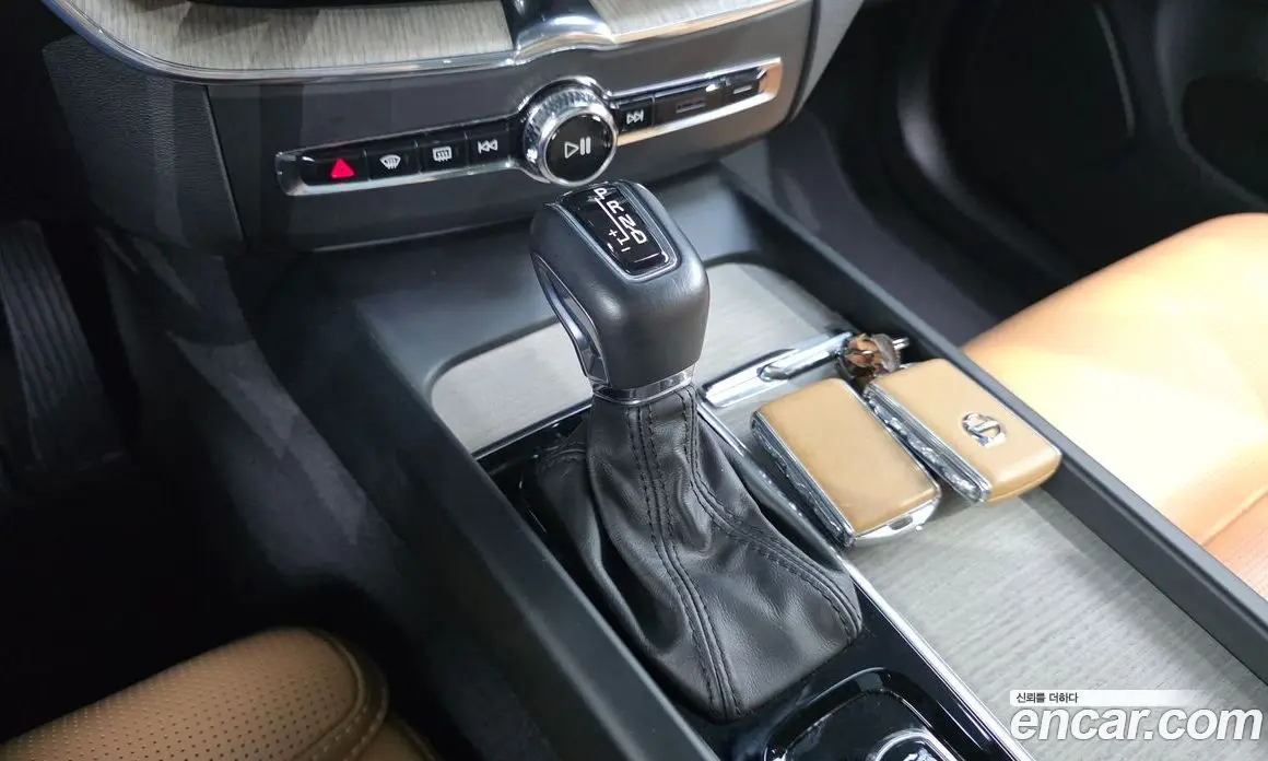 Volvo XC60 2018 2.0 автомат (гидро), фото 9