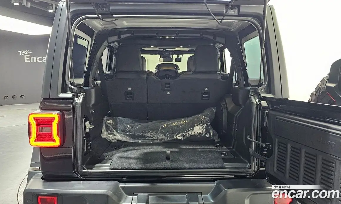 Jeep Wrangler 2024 2.0 автомат (гидро), фото 25
