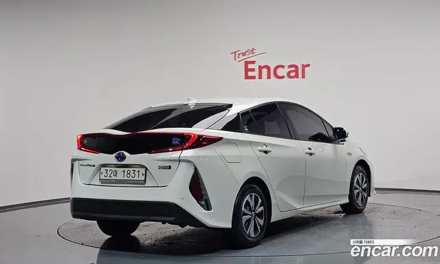 Toyota Prius 2017 1.8 автомат (гидро), миниатюра 2