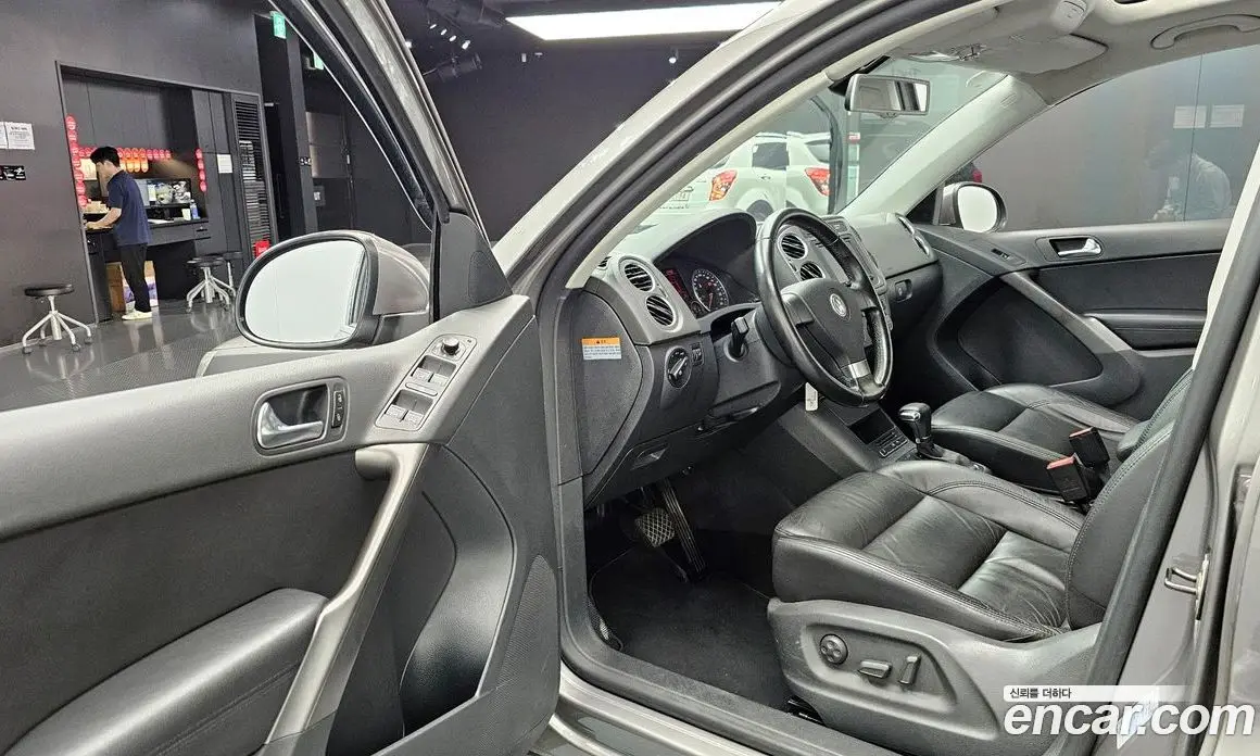 Volkswagen Tiguan 2009 2.0 автомат (гидро), фото 11