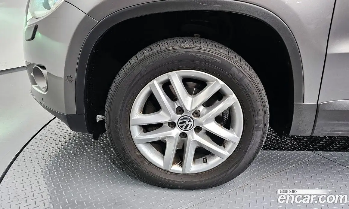 Volkswagen Tiguan 2009 2.0 автомат (гидро), фото 5