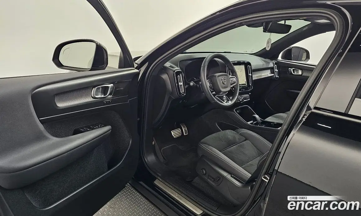 Volvo XC40 2022 0.2 автомат (гидро), фото 13