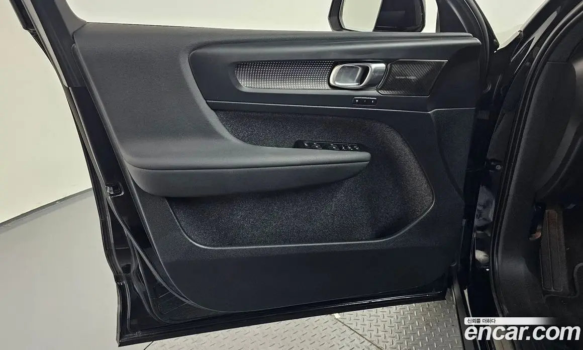 Volvo XC40 2022 0.2 автомат (гидро), фото 14