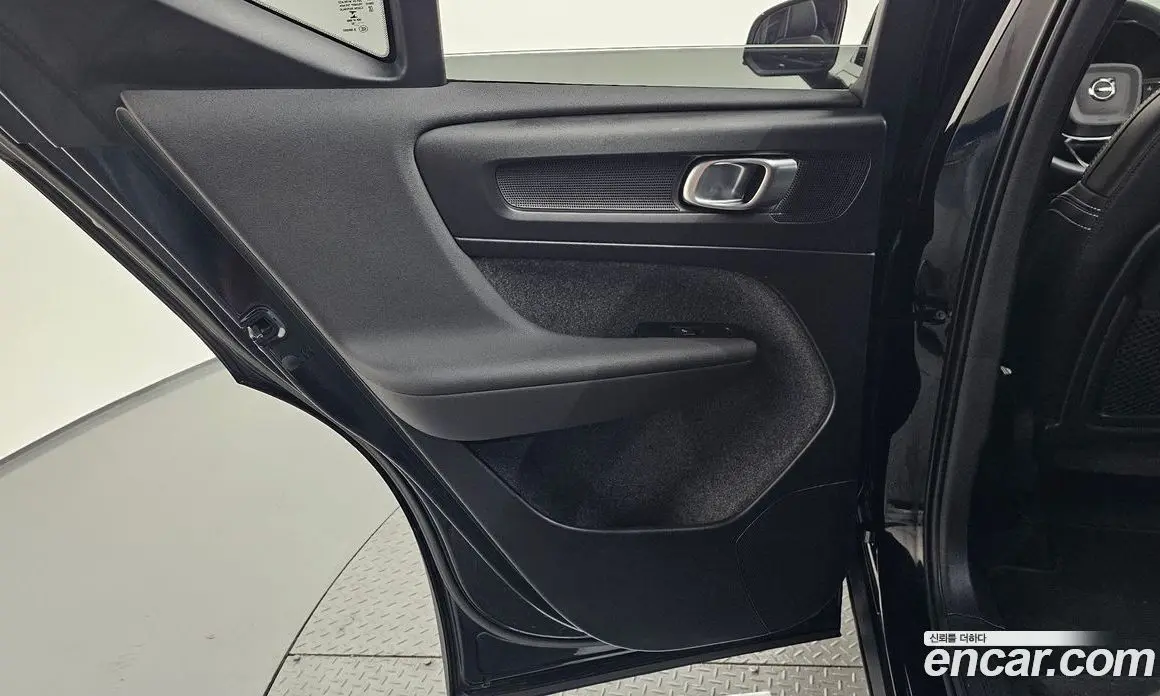 Volvo XC40 2022 0.2 автомат (гидро), фото 15