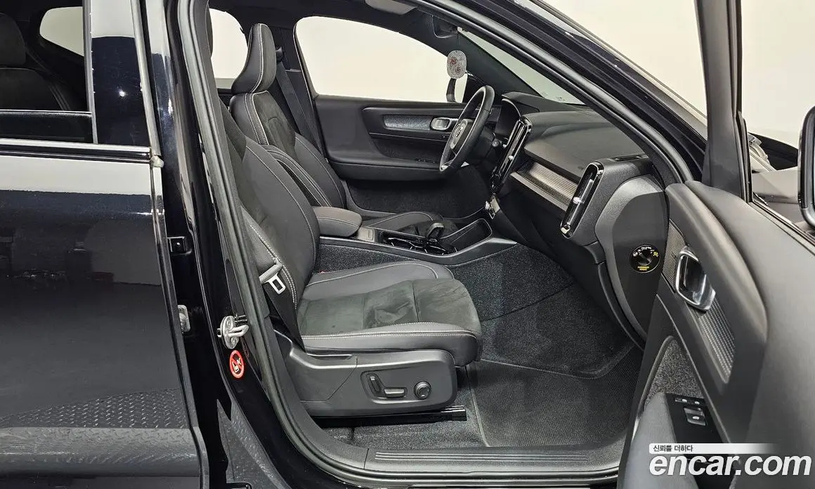 Volvo XC40 2022 0.2 автомат (гидро), фото 16