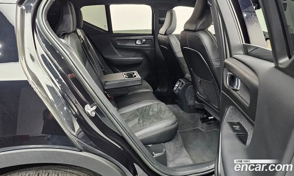Volvo XC40 2022 0.2 автомат (гидро), фото 17