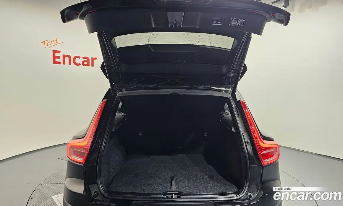 Volvo XC40 2022 0.2 автомат (гидро), фото 25
