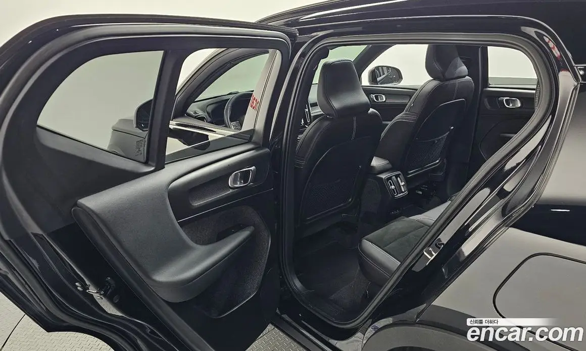 Volvo XC40 2022 0.2 автомат (гидро), фото 26
