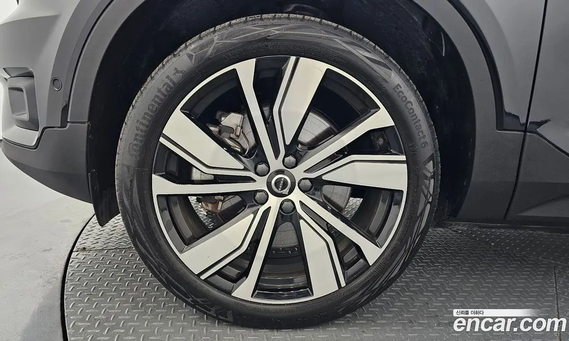Volvo XC40 2022 0.2 автомат (гидро), фото 5