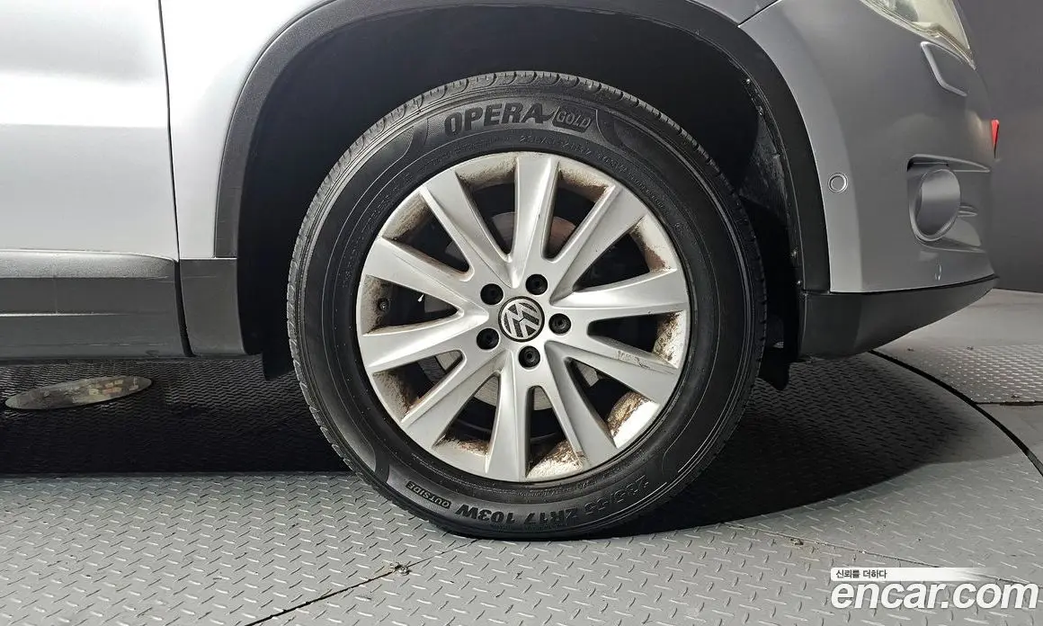 Volkswagen Tiguan 2009 2.0 автомат (гидро), фото 5 Volkswagen Tiguan 2009 2.0 автомат (гидро), фото 5