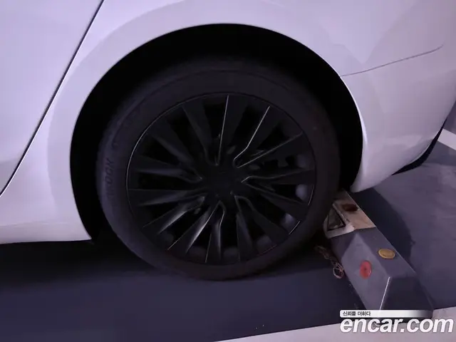 Tesla Model 3 2024 автомат (гидро), миниатюра 8