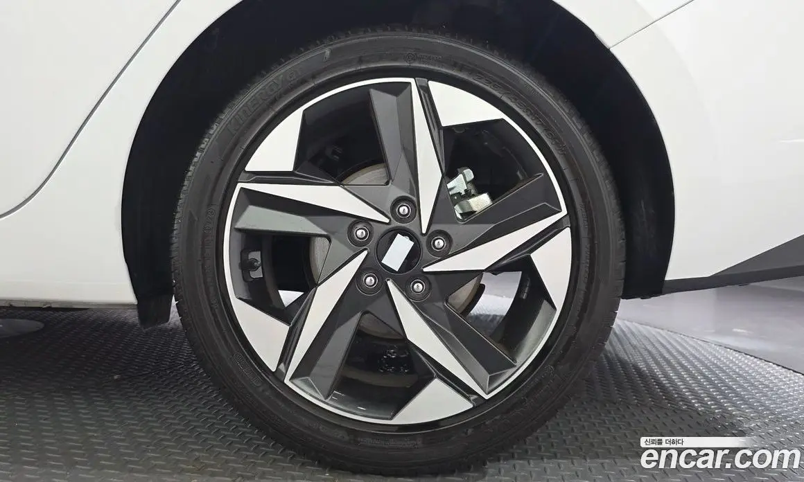 Hyundai Avante 2023 1.6 автомат (гидро), фото 7