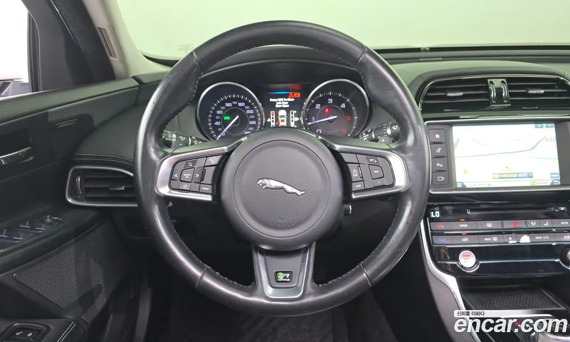 Jaguar XE 2016 2.0 автомат (гидро), фото 15