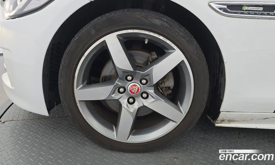Jaguar XE 2016 2.0 автомат (гидро), фото 5