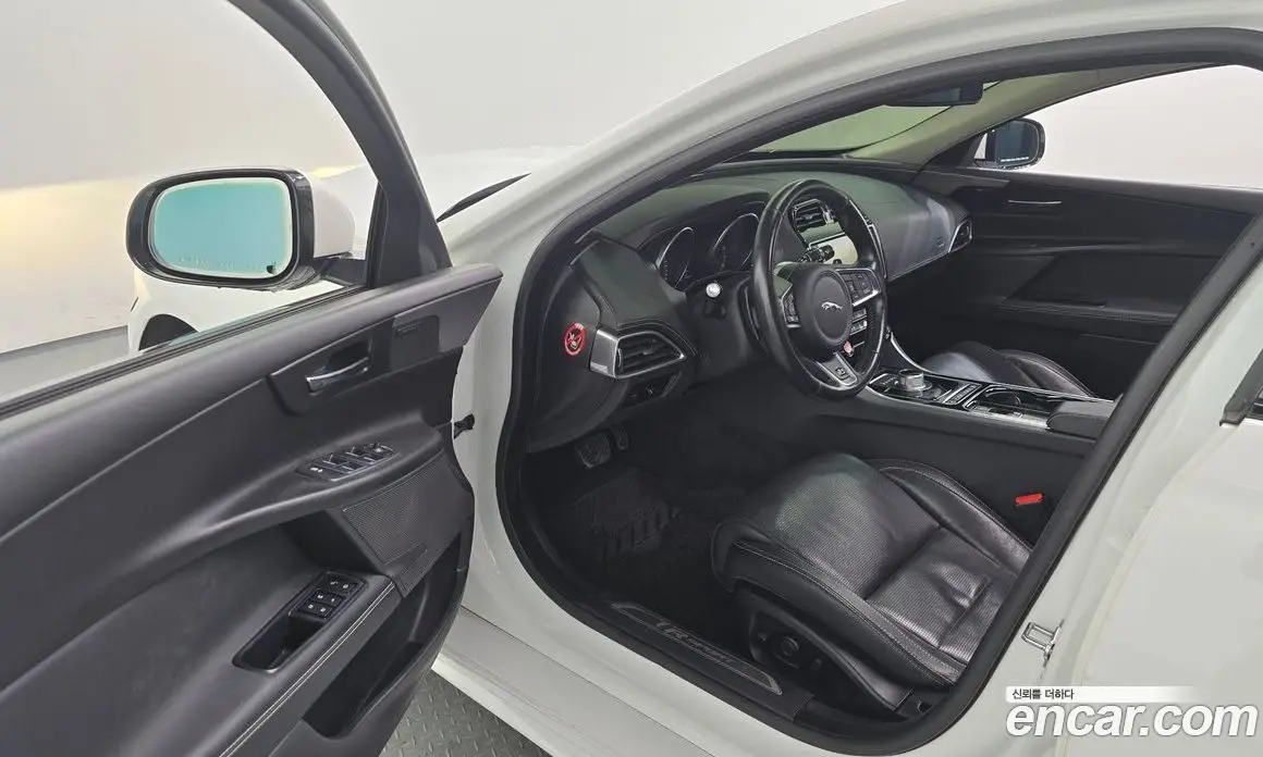 Jaguar XE 2016 2.0 автомат (гидро), фото 10