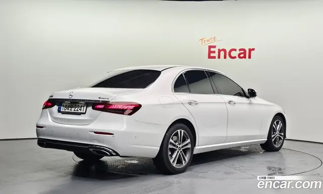 Mercedes-Benz E-Class 2022 2.0 автомат (гидро), миниатюра 2