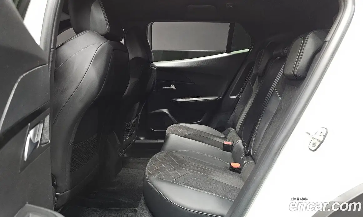 Peugeot 2008 2023 0.1 автомат (гидро), фото 11