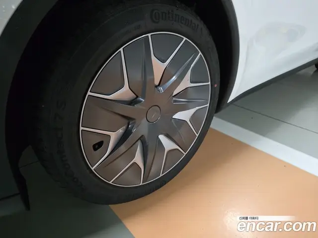 Tesla Model Y 2026 автомат (гидро), миниатюра 5