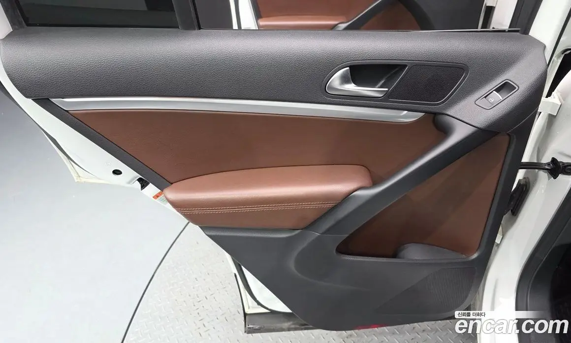 Volkswagen Tiguan 2015 2.0 автомат (гидро), фото 14