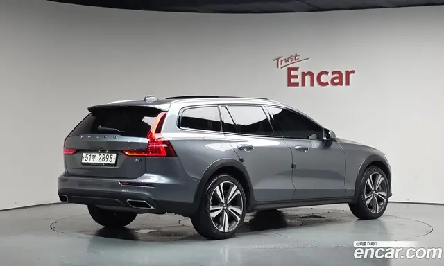 Volvo V60 2019 2.0 автомат (гидро), миниатюра 1
