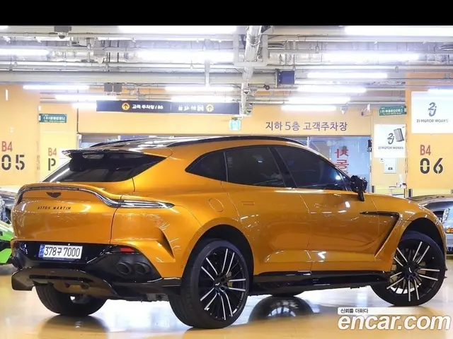 Aston Martin DBX 2023 4.0 автомат (гидро), миниатюра 2