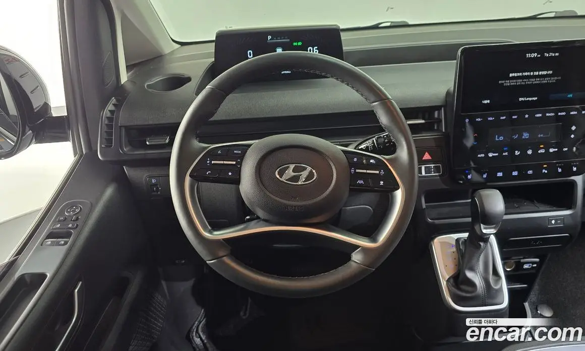 Hyundai Staria 2023 3.5 автомат (гидро), фото 21
