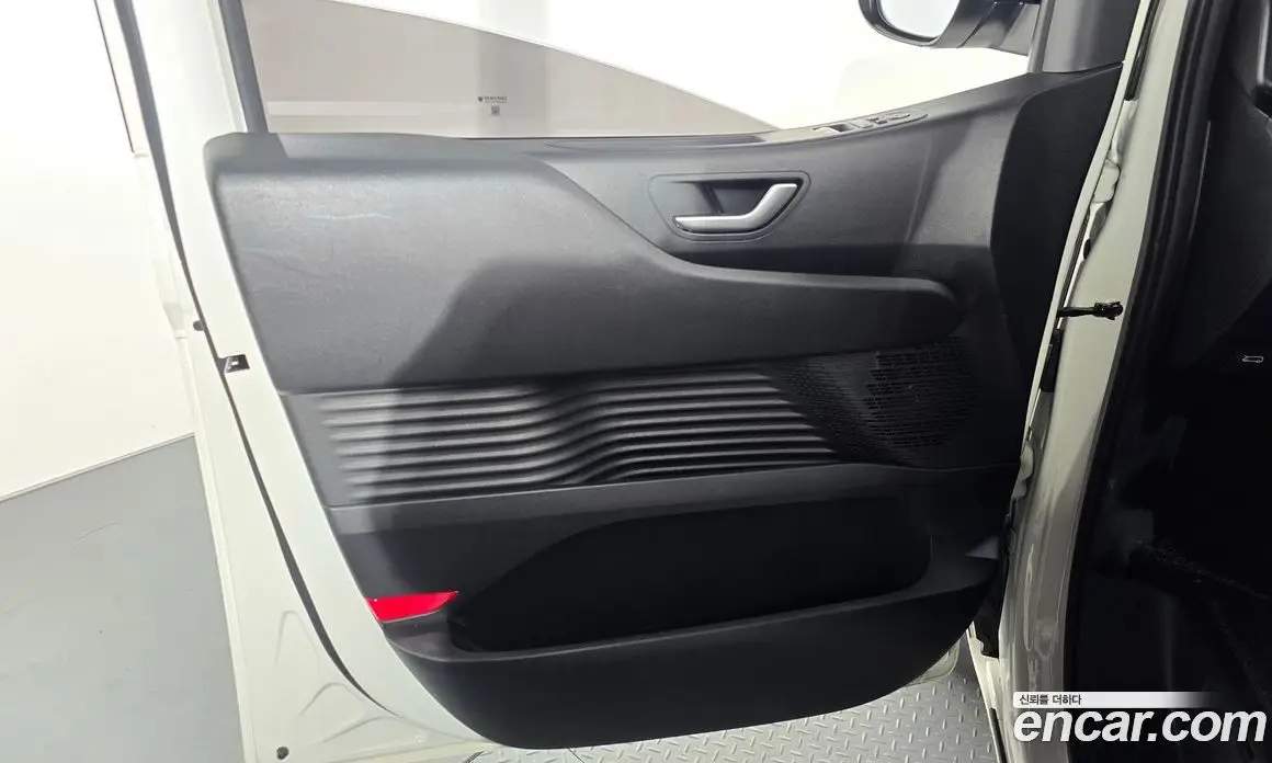 Hyundai Staria 2024 2.2 механика, фото 13