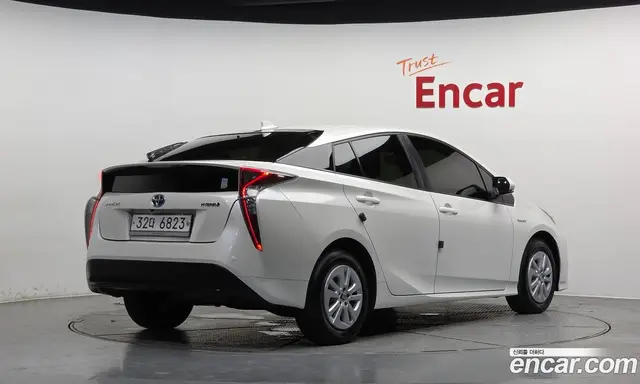 Toyota Prius 2017 1.8 автомат (гидро), миниатюра 2