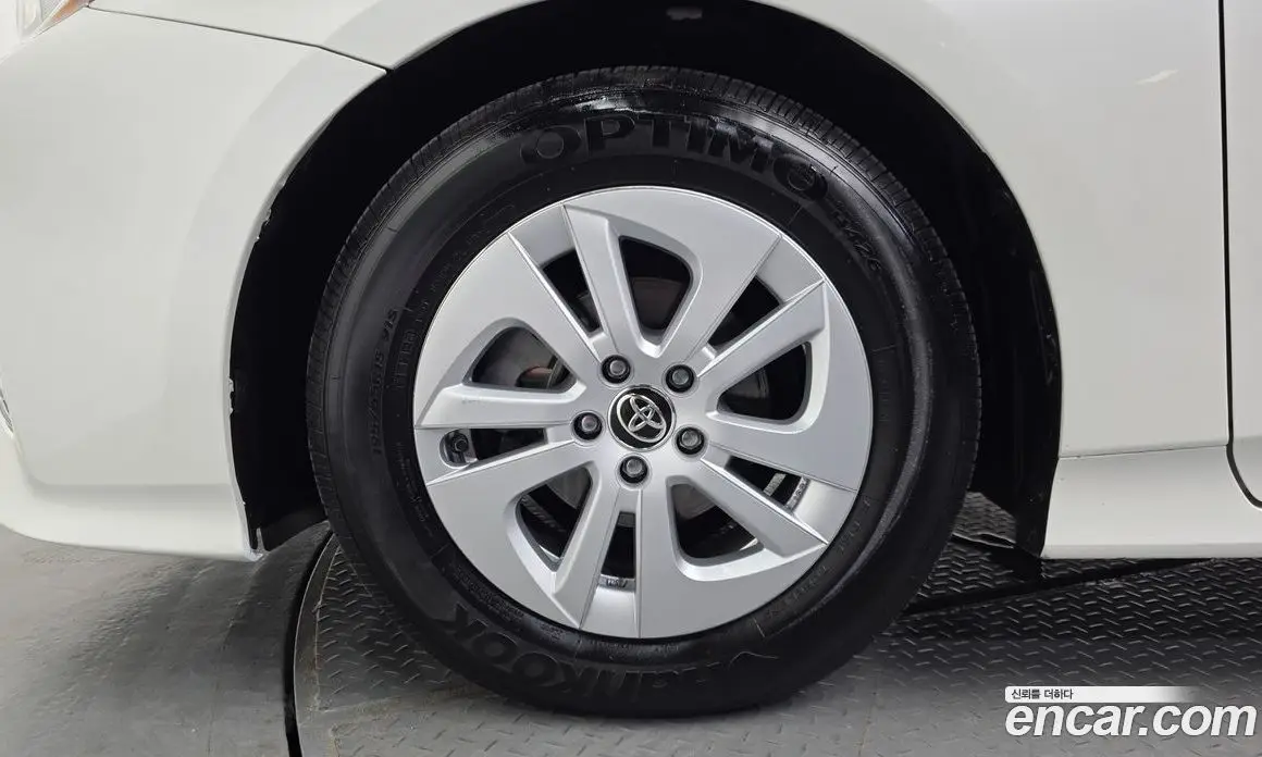 Toyota Prius 2017 1.8 автомат (гидро), фото 5