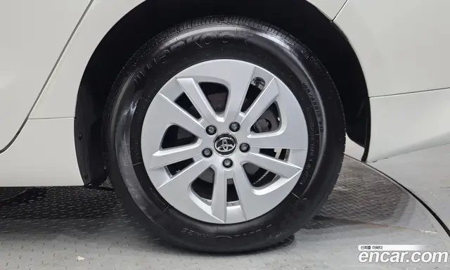 Toyota Prius 2017 1.8 автомат (гидро), миниатюра 7